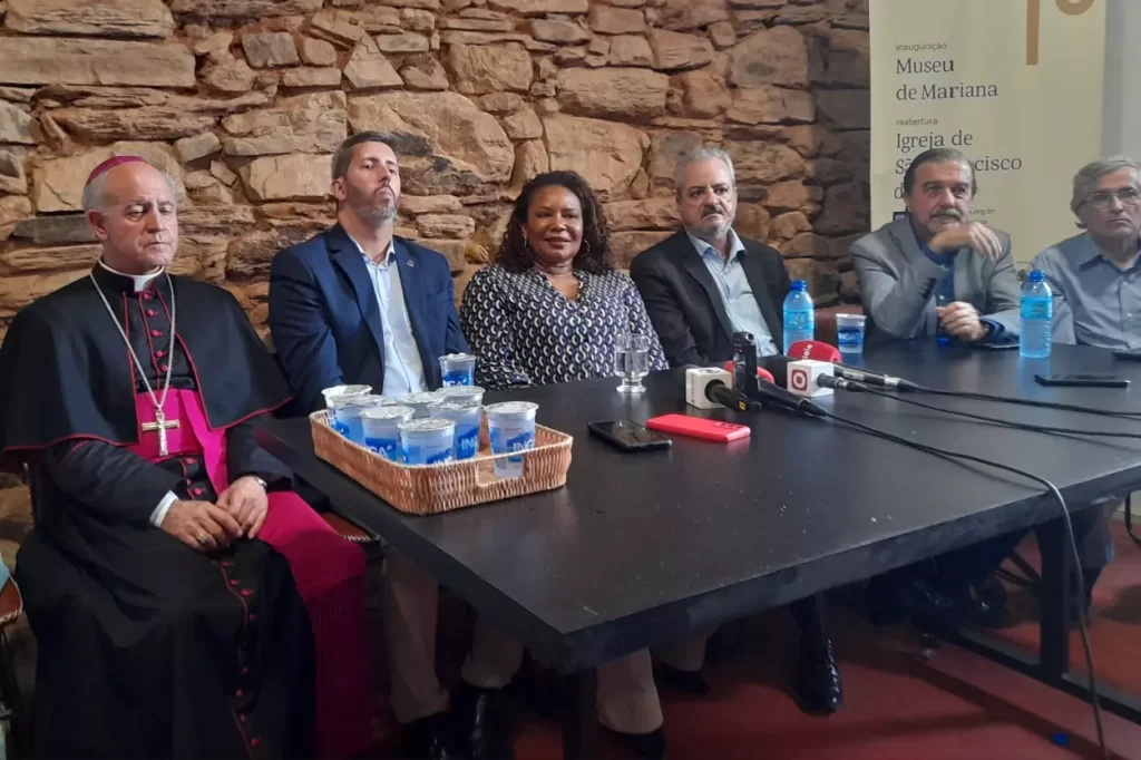 Da esquerda para a direita, Dom Airton, Leandro Grass, Margareth Menezes, Celso Cota, Hugo Barreto e Henilton Menezes, entre outras autoridades presentes à coletiva de imprensa