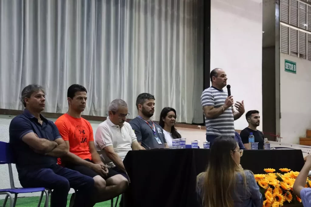 Vereador Fernando Sampaio (PSB), vice-presidente da Câmara Municipal, foi um dos que discursaram na cerimônia de abertura dos Jogos Escolares de Mariana