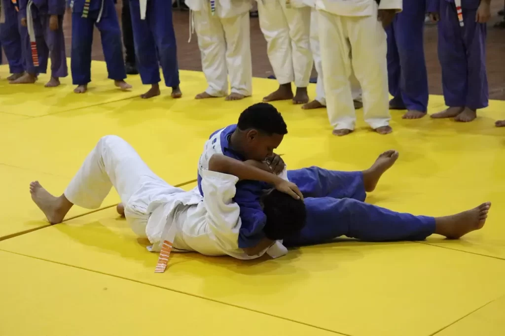 Demonstração de prática esportiva das crianças do projeto Judô de Ouro na abertura dos Jogos Escolares de Mariana