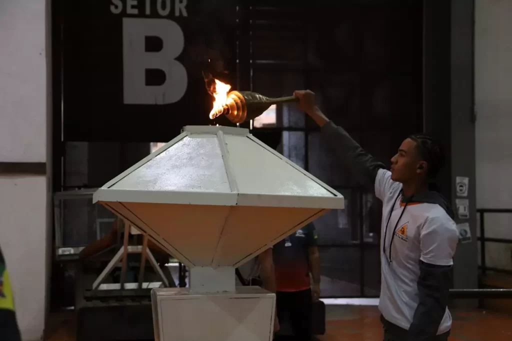 Aluno da Escola João Ramos Filho, destaque em Basquete, Vinicius, acendeu a tocha olímpica, marcando o início do Jogos Escolares de Mariana em 2023
