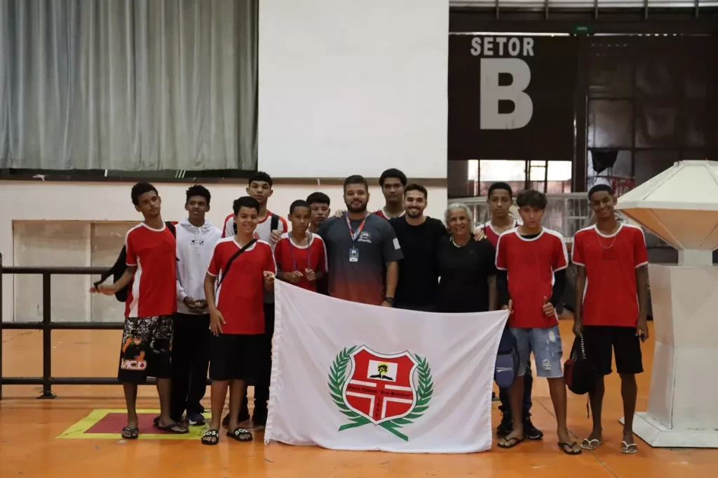 Gustavo Gomides, Secretário de Esporte de Mariana, Fabrício Nepomuceno, Superintendente de Ensino e alunos e representantes da Escola Estadual Dom Benevides