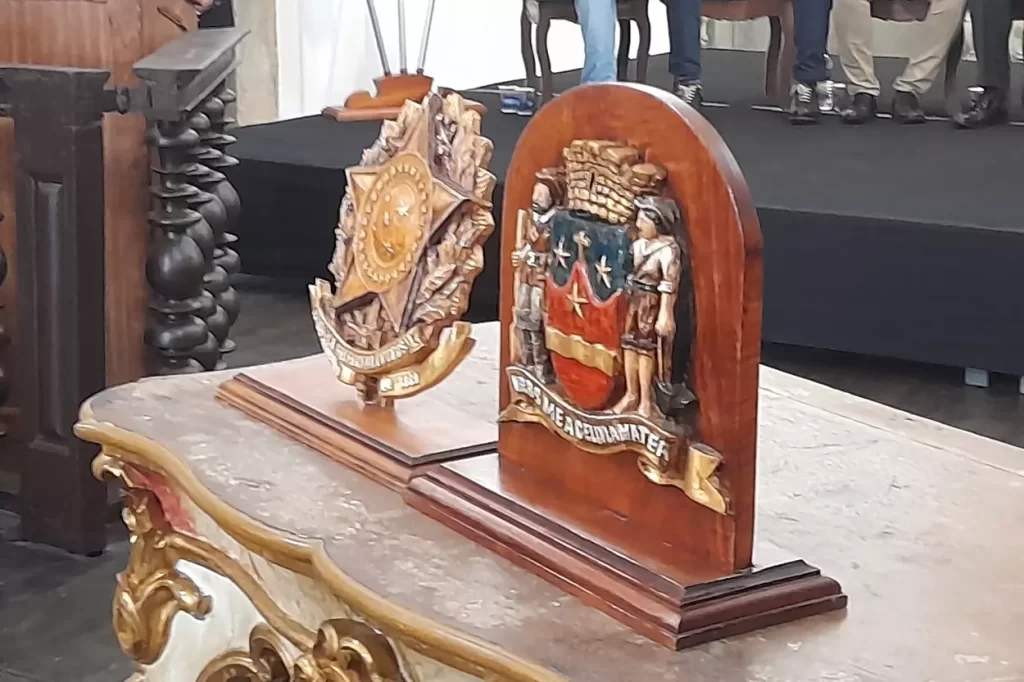 Esculturas entregues à ministra Margareth Menezes durante a cerimônia de reabertur da igreja e inauguração do Museu de Mariana