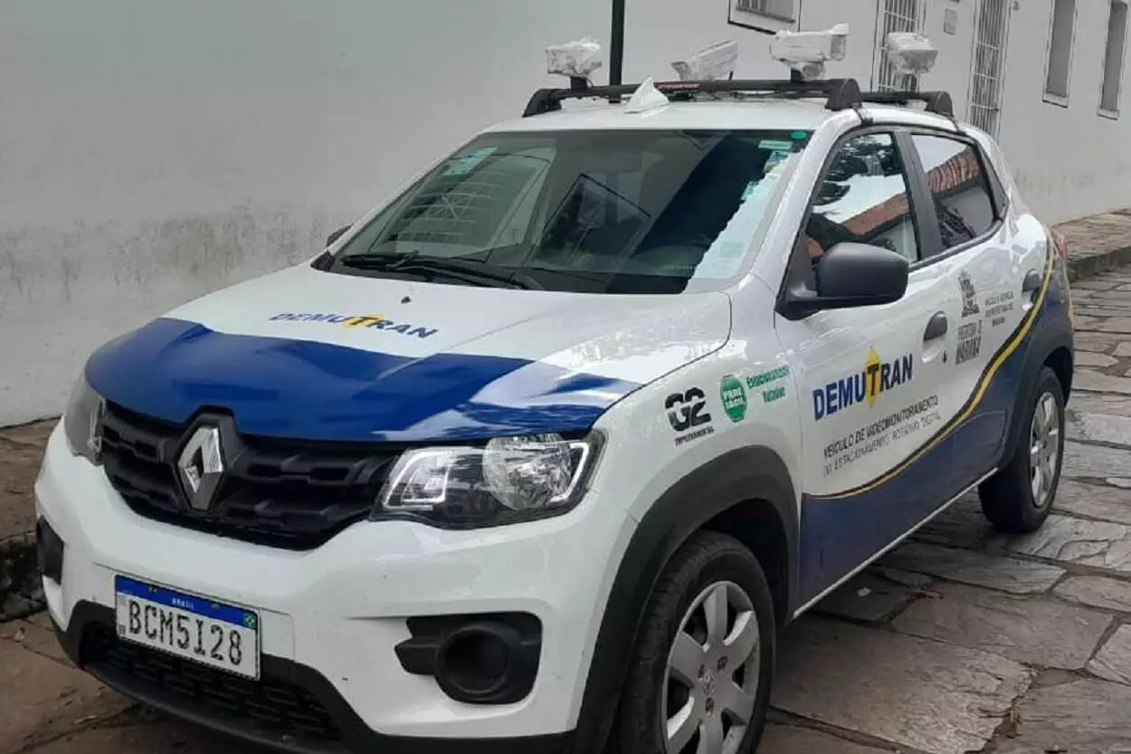 Veículo específico para o monitoramento, dotado de câmeras e dispositivos de transmissão para o sistema central de controle do Pare Fácil