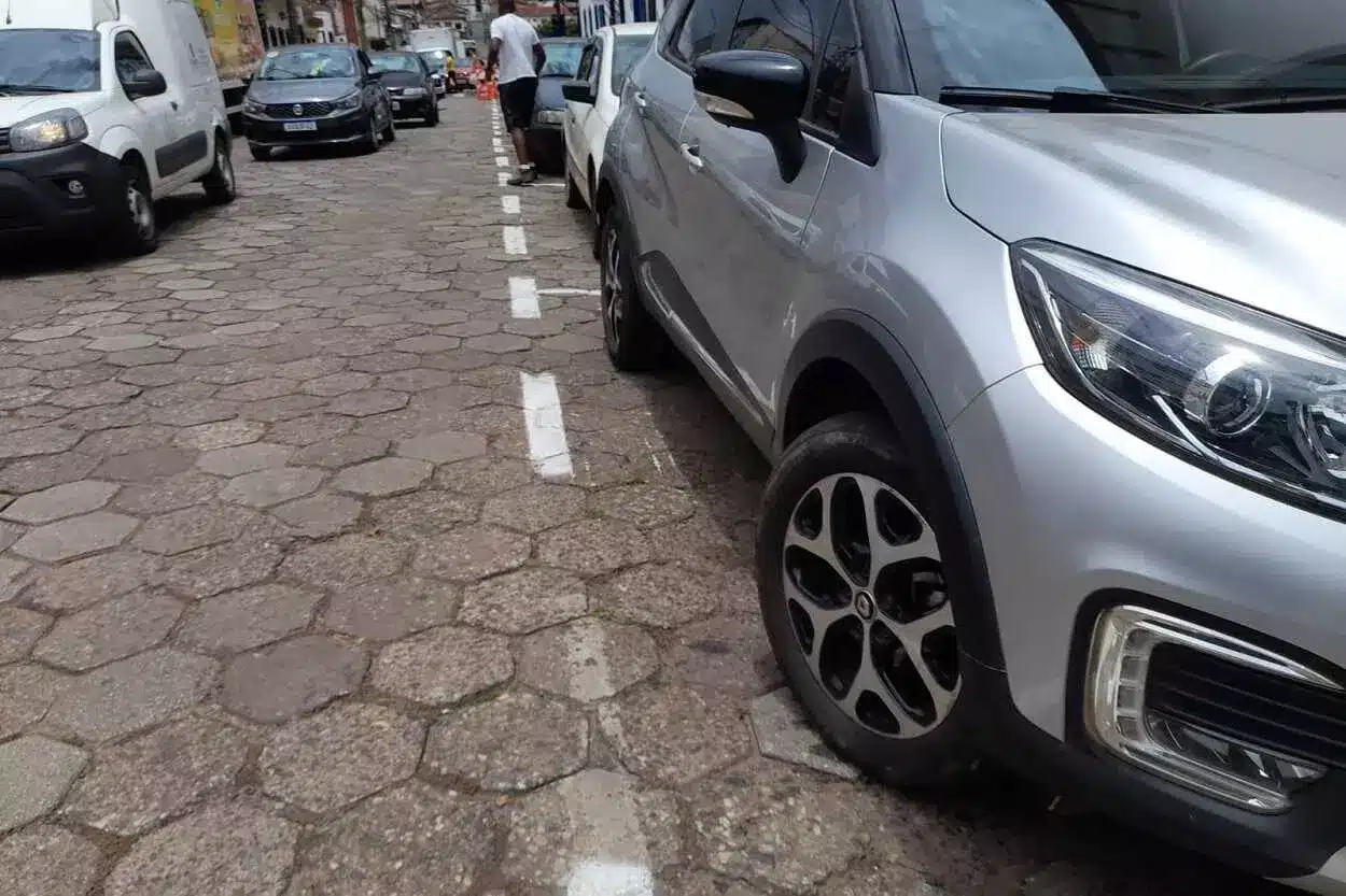 A sinalização horizontal das vagas está sendo reforçada nas vias incluídas na “Zona Azul” de funcionamento do Pare Fácil