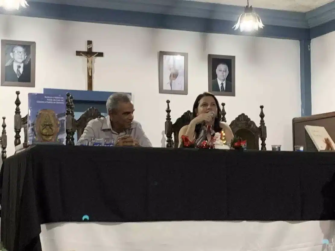 A professora Magna Campos apresentou o livro "Autos da Razão" aos seus alunos de Direito