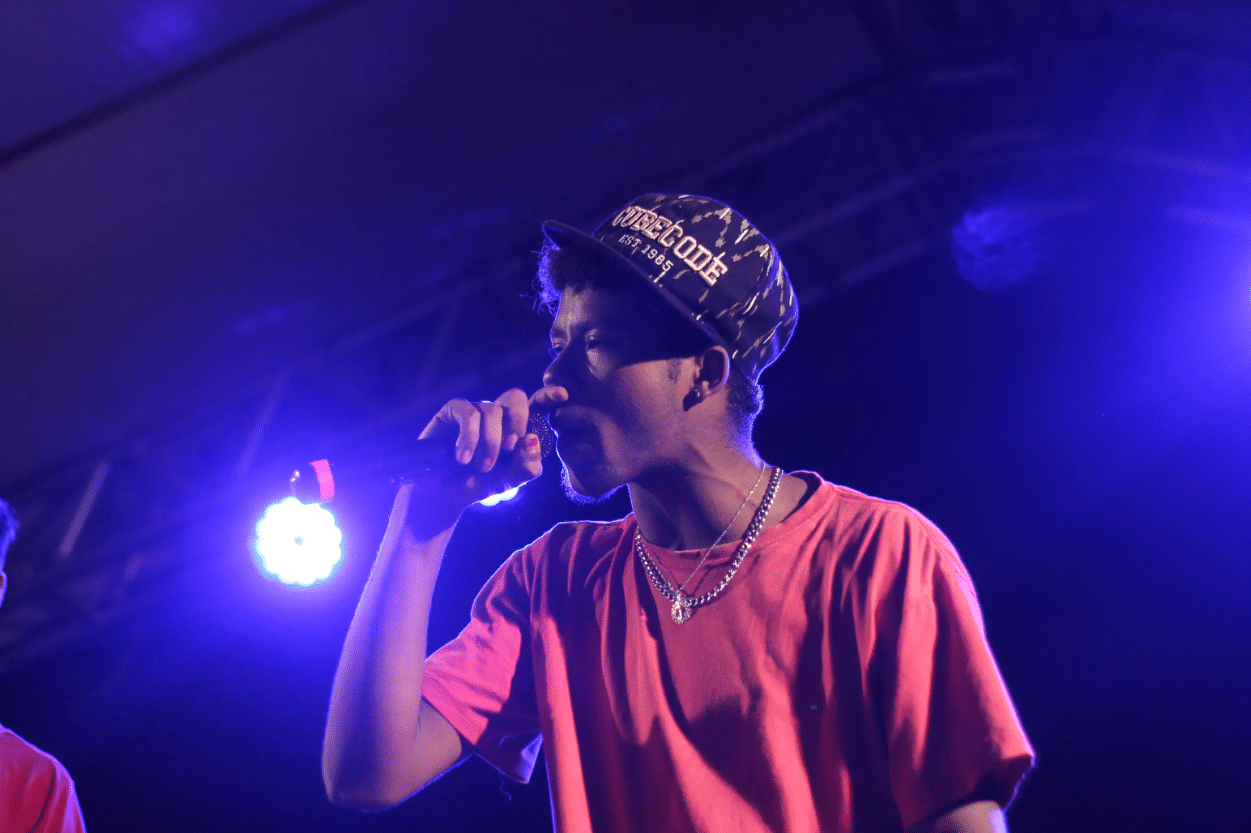 Integrante do grupo artístico de cultura Hip-Hop dirante apresentação no Novembro Negro