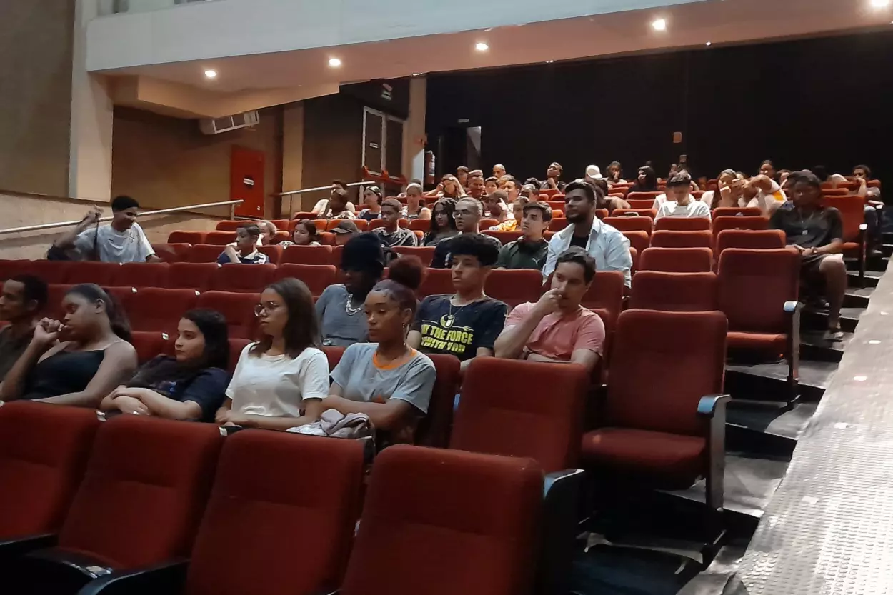 Plateia de jovens na abertura do Valin Week Pocket