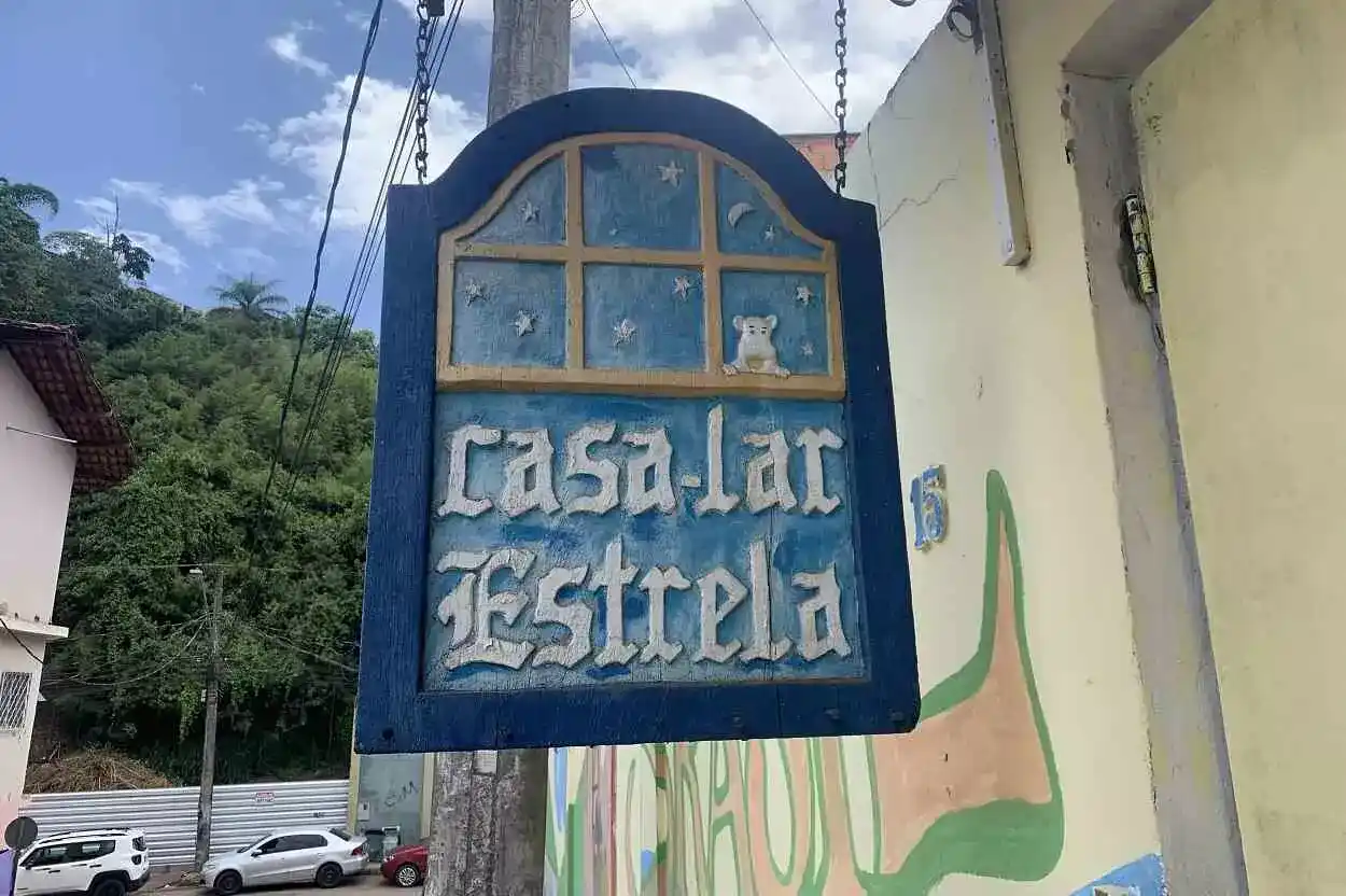 Placa na fachada da casa Lar Estrela