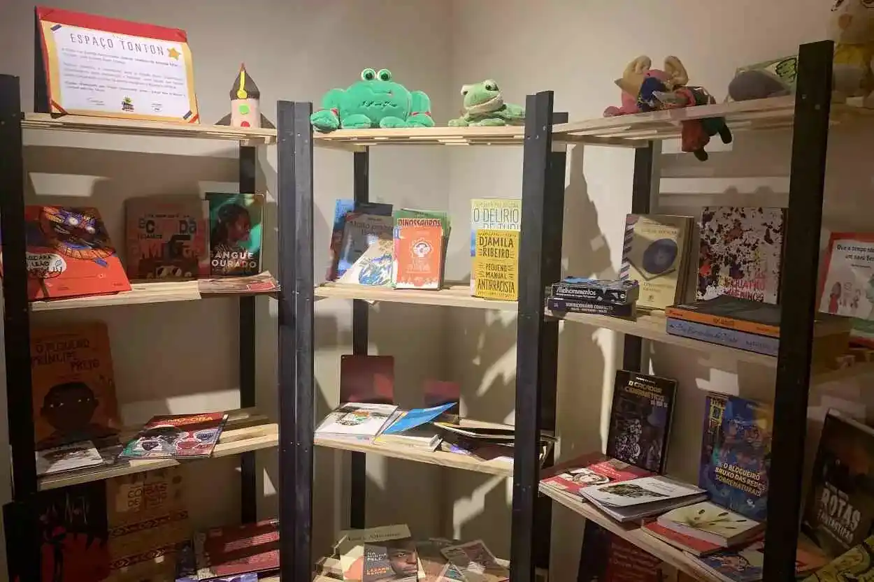 A Laboroteca recebe o nome de “Espaço Tonton” em memória ao cofundador da Casa Lar Estrela, Izaltino Teodoro de Almeida Filho, já falecido