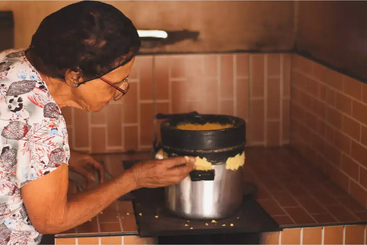 Processo de preparação do cuscuz doce, que também é atração do Festival do Cuscuz, realizado anualmente em Padre Viegas
