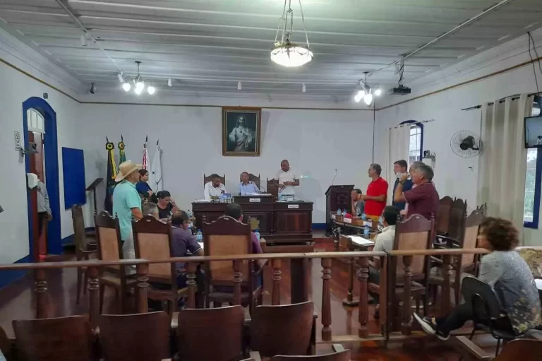 Votação do parecer da Comissão de Legislação e Justiça ficou empatada, mas o projeto da lei orçamentária foi retirada de pauta devido ao pedido de vistas apresentado pelo vereador Júlio Gori