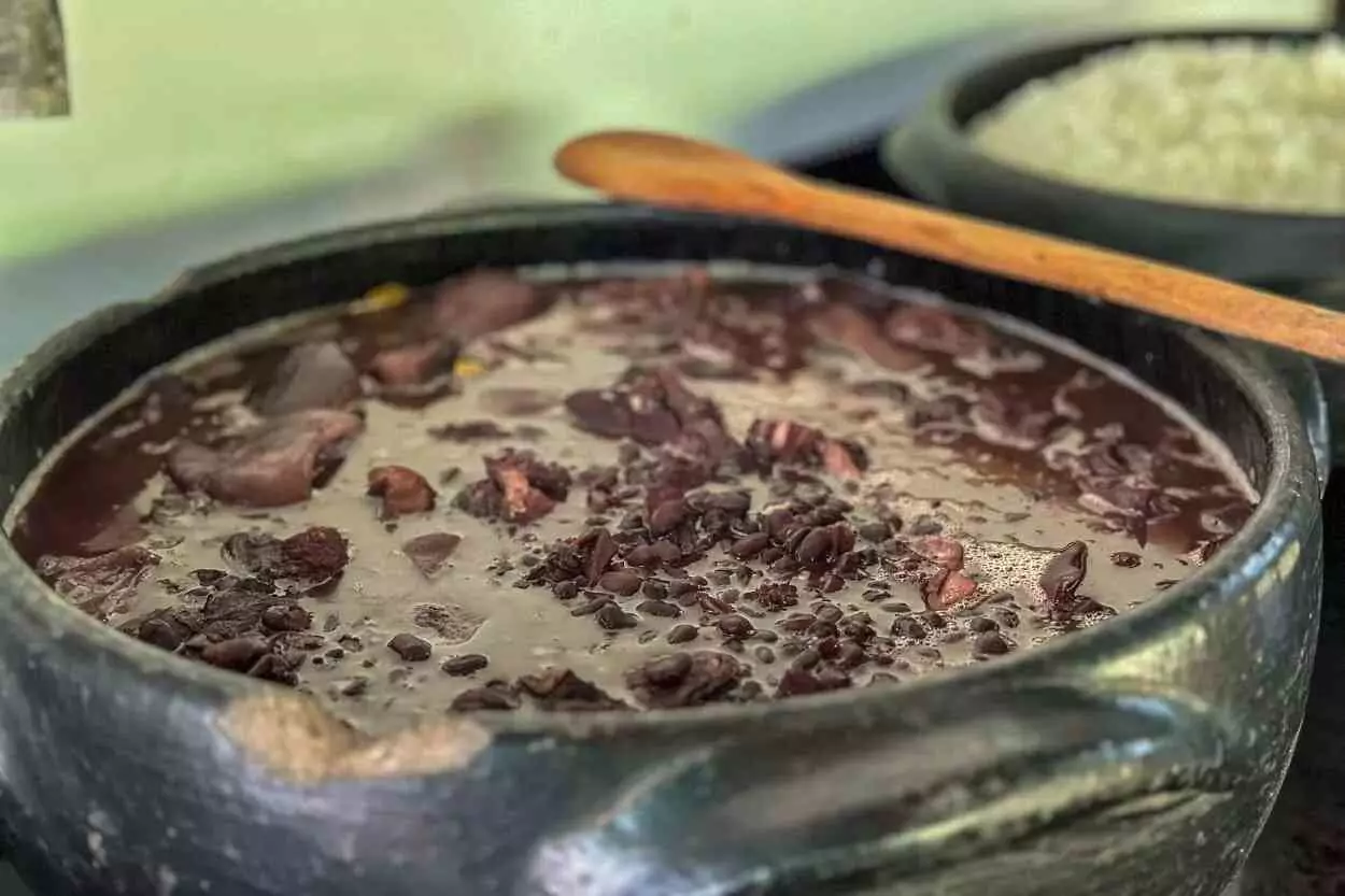 Panela de feijoada preparada para receber os participantes do Circuito Experimente Mariana que visitaram o Quintal da Núria