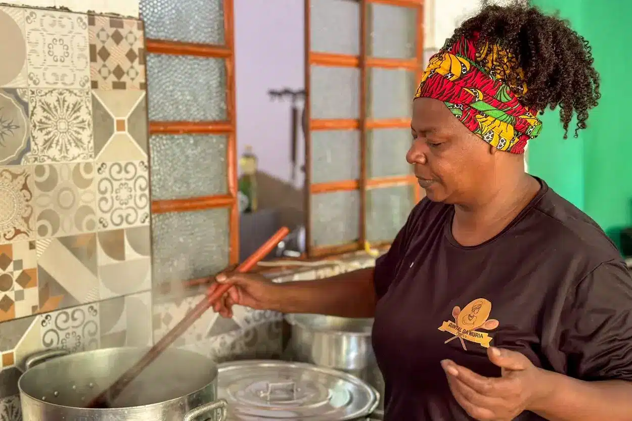 Núria Anacleto, preparando a tradicional feijoada, durante a visita dos integrantes do Circuito Experimente Mariana