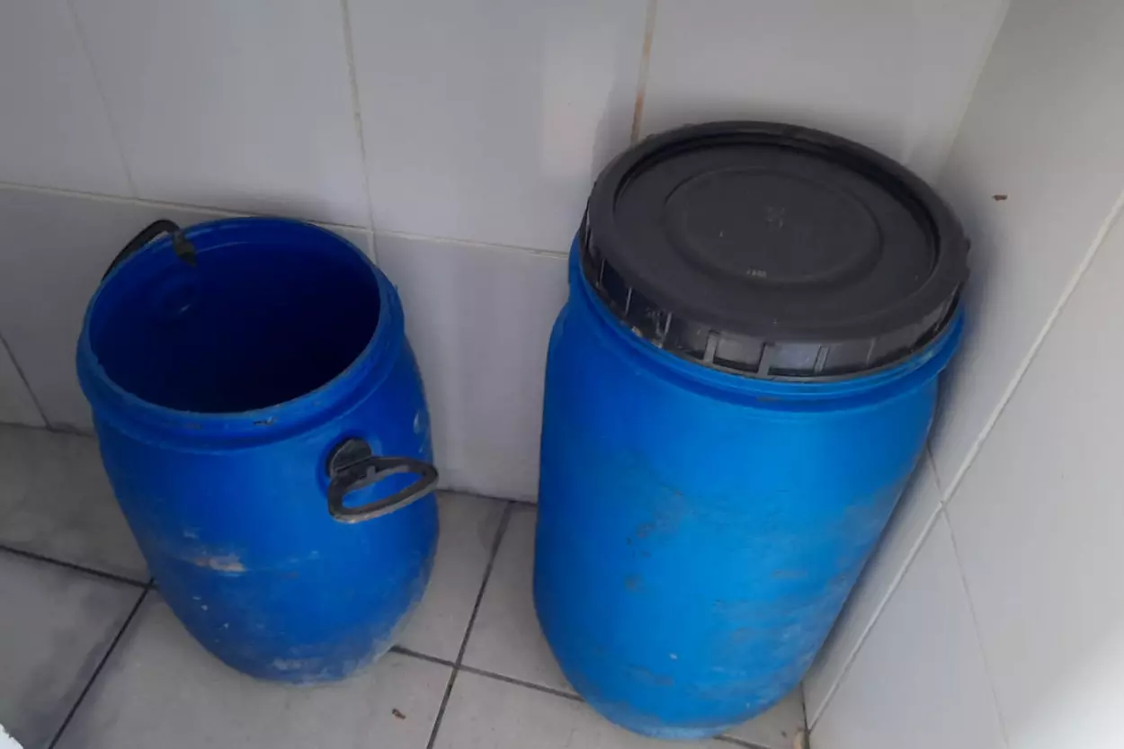 Recipientes onde são depositados restos de alimentos, no restaurante Rancho da Praça