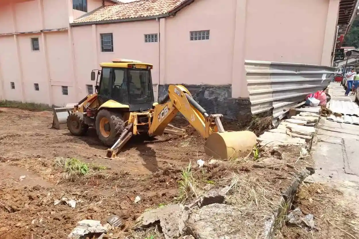 Equipamento pesado utilizado para a limpeza do terreno da Rua Dom Viçoso, visando eliminar a infestação de ratos