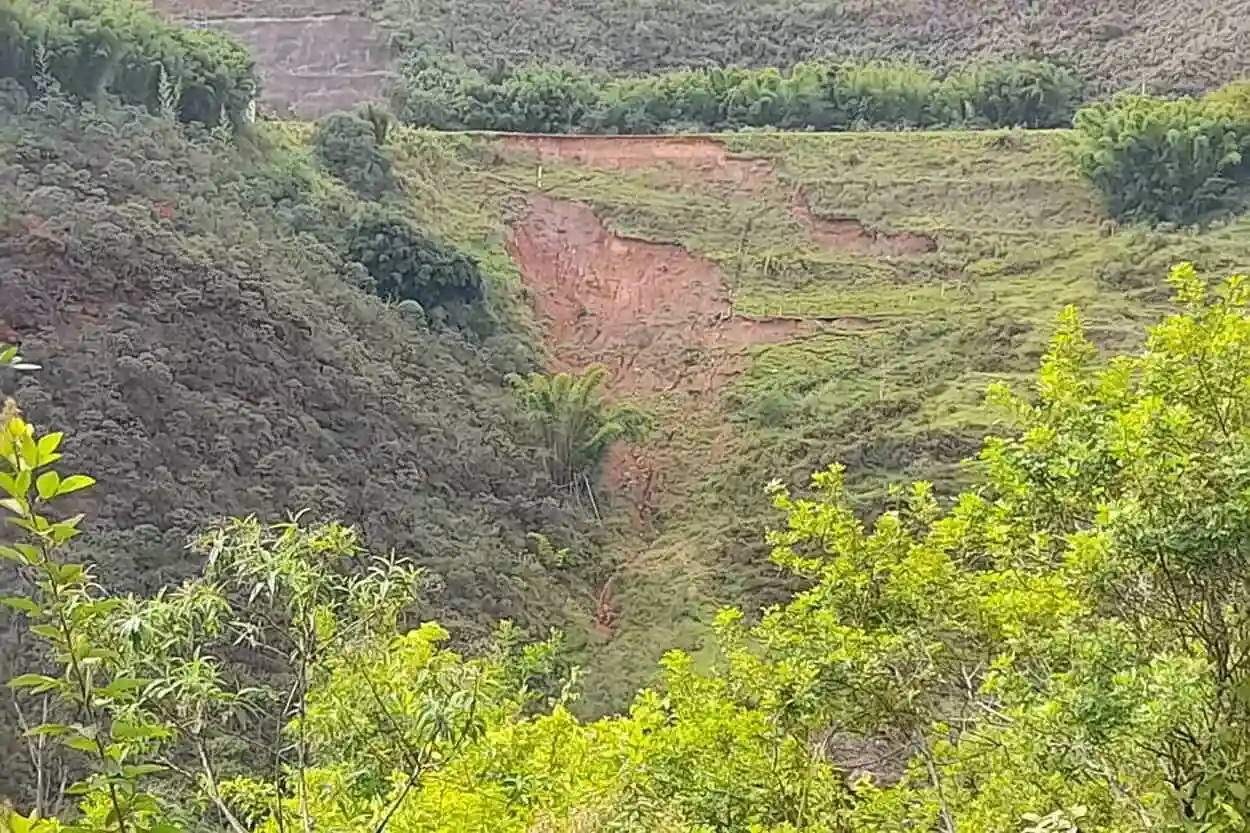 Grande deslocamento de terra no talude da rodovia BR-356