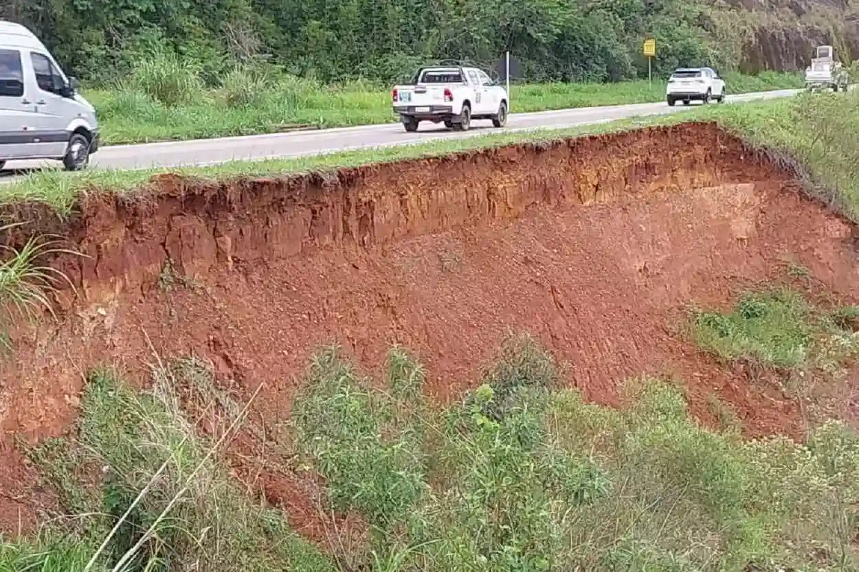 Continuidade do processo de erosão do talude pode atingir a pista de rolamento da rodovia BR-356