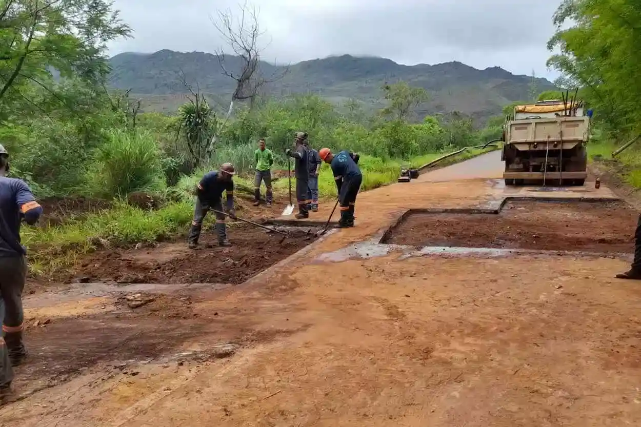 Situação do trecho próximo a Passagem de Mariana, às 10h desta sexta-feira (29), antes de colocação do material asfáltico no trecho reparado da rodovia