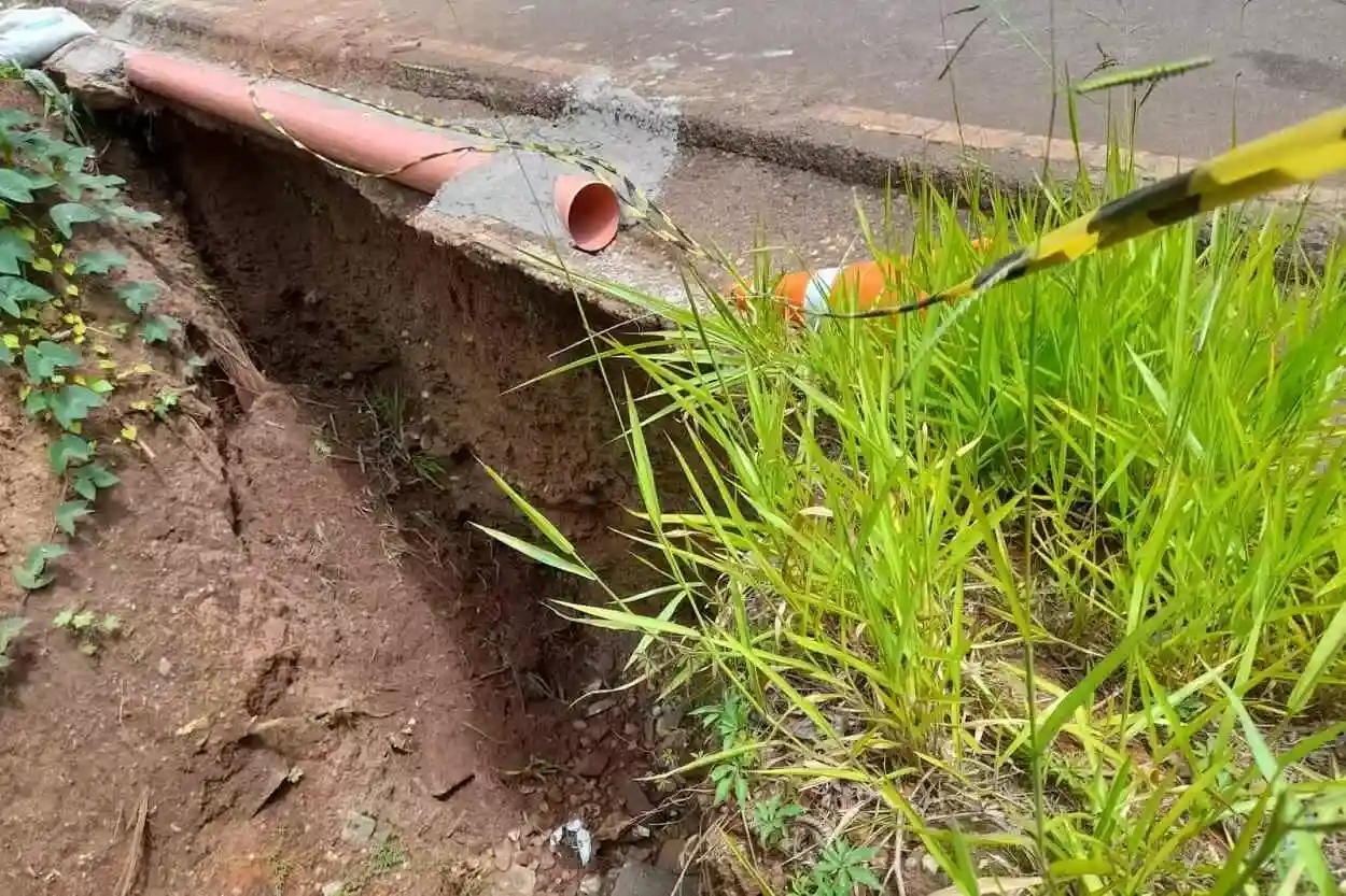 Tubo colocado para evitar que as águas pluviais continuem provocando erosão na margem da rodovia