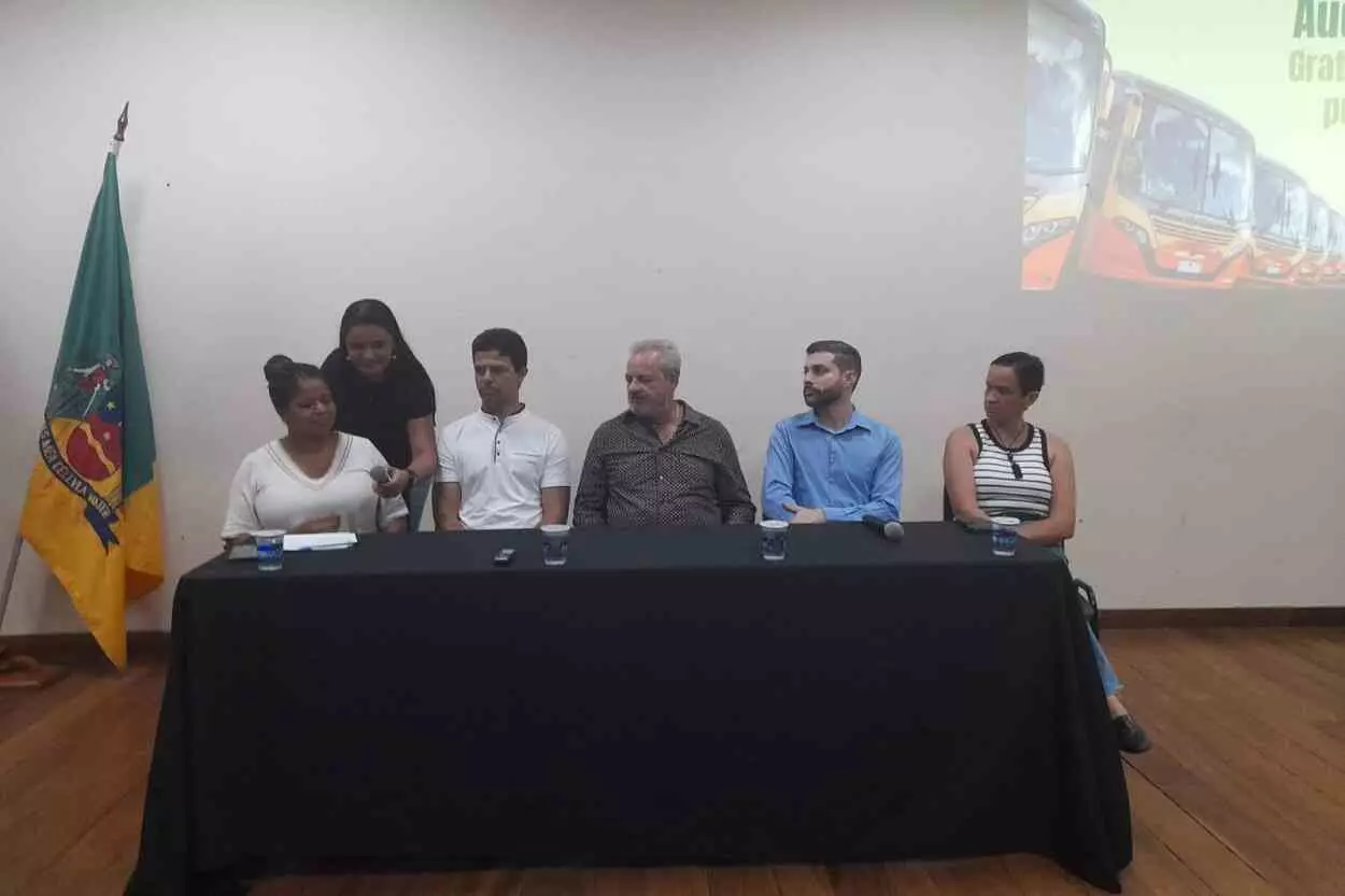 A mesa de condução inicial da audiência pública sobre o Tarifa Zero foi composta por (da esquerda para a direita) Arlinda Gonçalves, Manoel Douglas, Celso Cota, Cristiano Vias Boas e Marta Guido