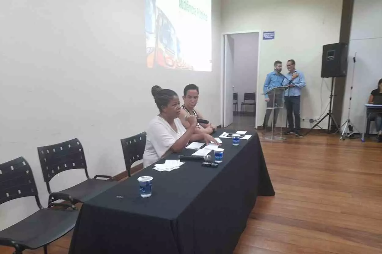 Arlinda Gonçalves e Marta Guido se encarregaram de responder aos questionamentos dos participantes da audiência pública a respeito do programa Tarifa Zero