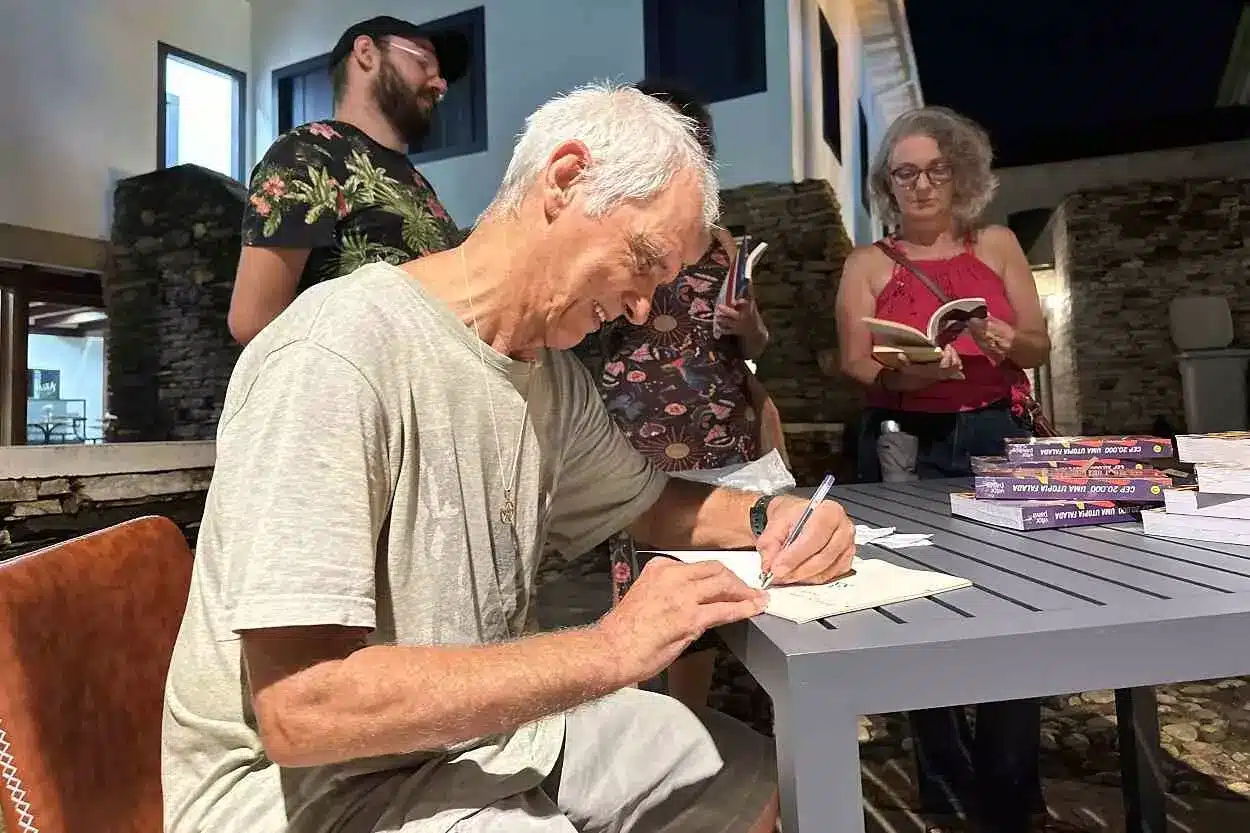 Domingos, Vitor e Chacal (na foto) autografaram suas obras no final do evento