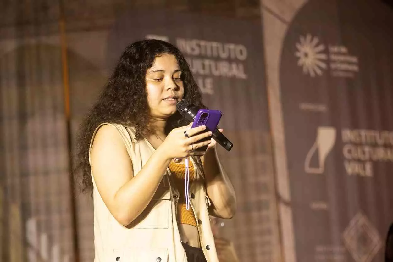 Dividindo o palco com os poetas do CEP 20.000, Beatriz Gomes foi uma das pessoas que aproveitaram a oportunidade de ler um texto próprio