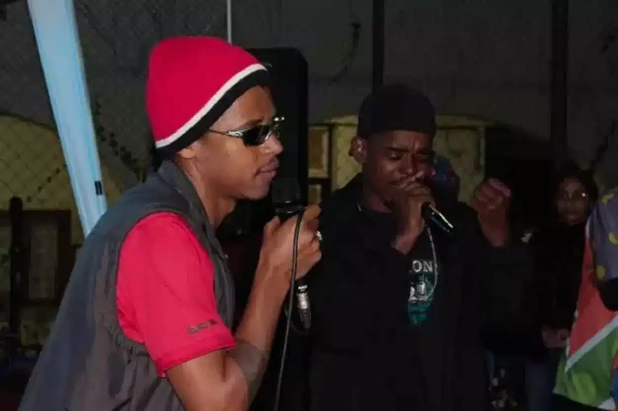 O tema Transbordamentos visa assegurar o envolvimento de artistas locais das cidades onde a UFOP está instalada, como é o caso de Mariana, que recebeu apresentações do Movimento TT1