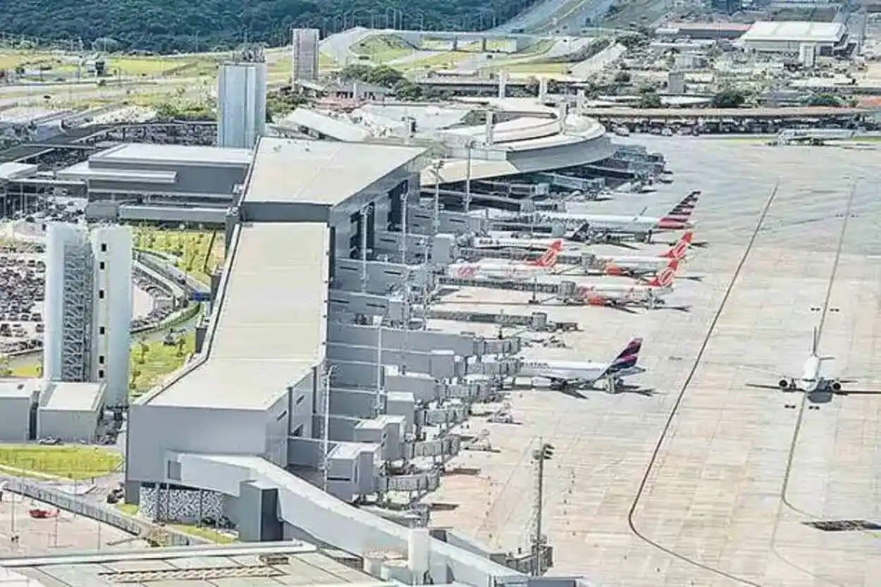 Com seis novos voos internacionais implantados em 2023, mais de 10 milhões de passageiros circularam pelo aeroporto de Confins, incrementando as atividades ligadas ao turismo em Minas Gerais