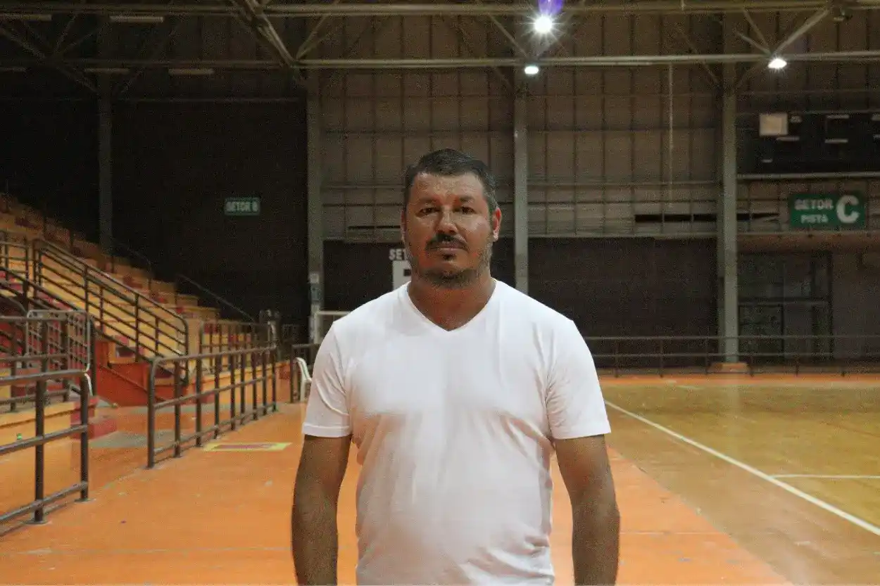 André Luís Ferreira, presidente da Escola de samba Vila do Carmo, afirma que a falta de estrutura obriga as escolas de samba a improvisarem locais de ensaios, como a Arena Mariana