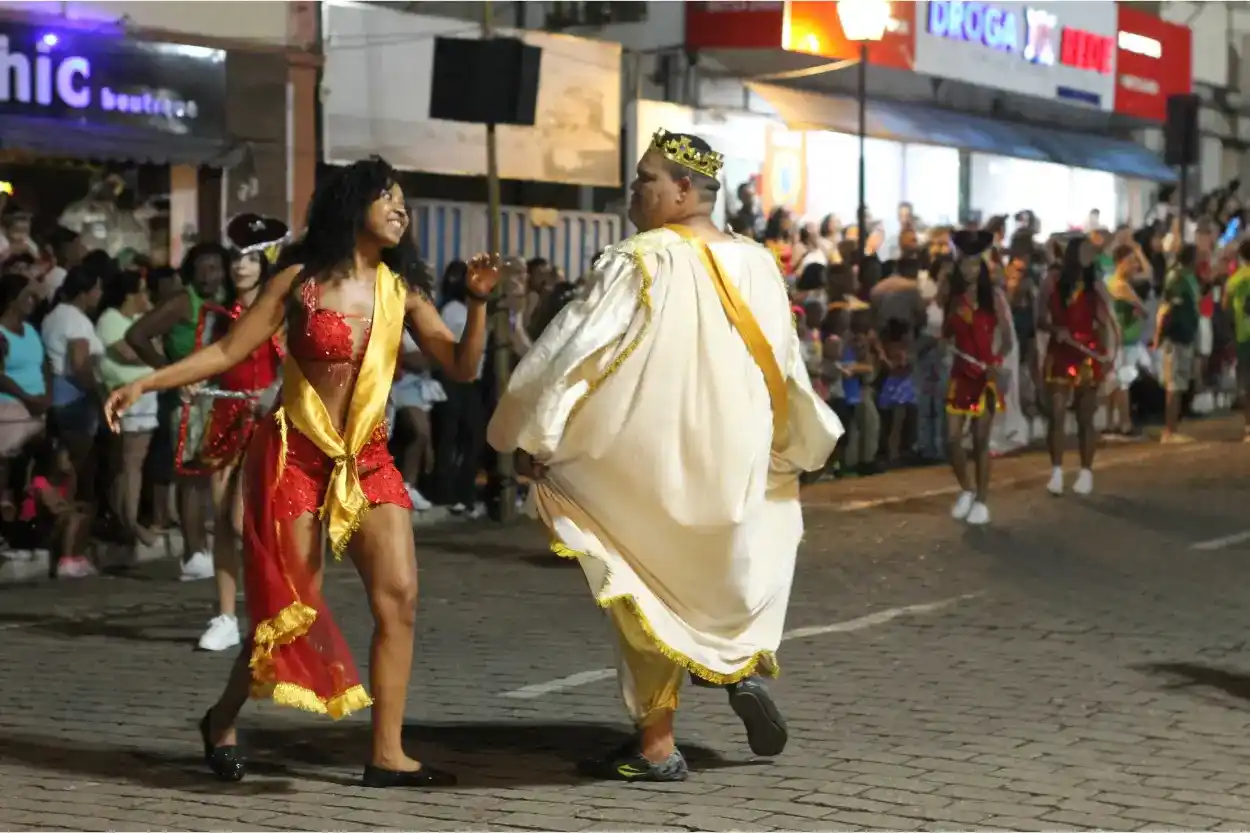Desfile das escolas de samba no domingo (11) de Carnaval