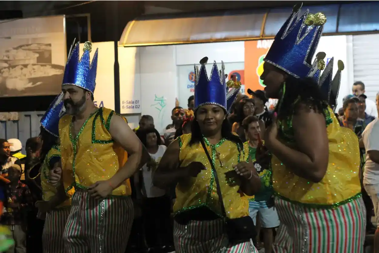 Desfile das escolas de samba no domingo (11) de Carnaval
