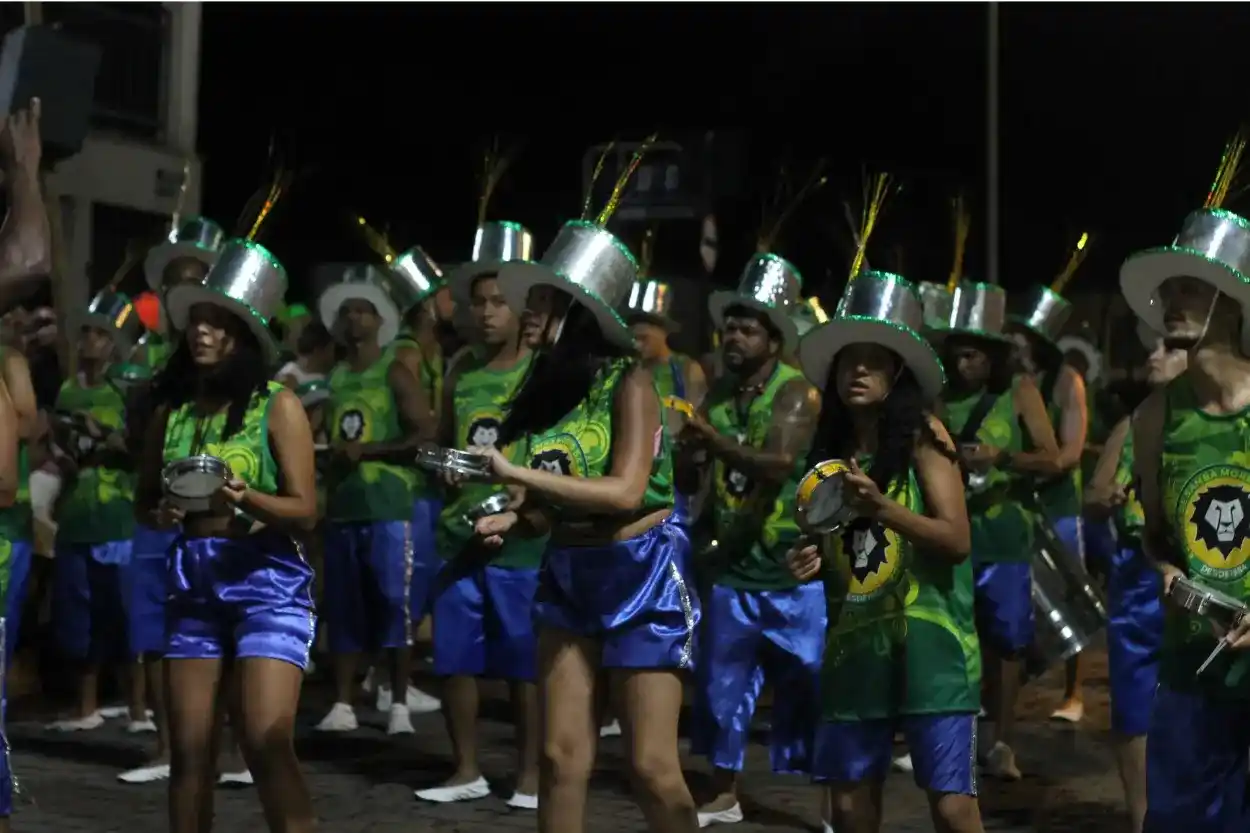 Desfile das escolas de samba no domingo (11) de Carnaval