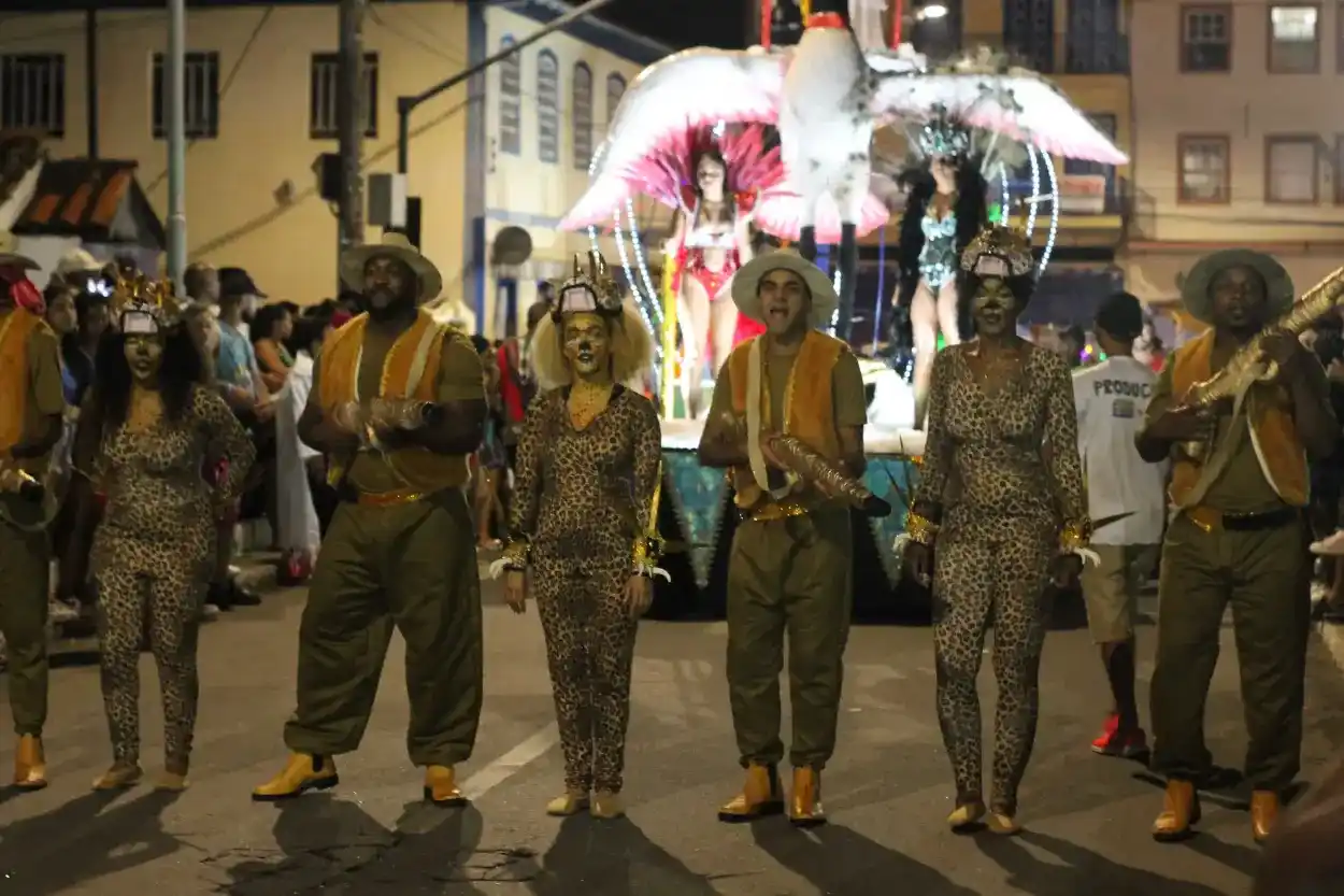 Desfile das escolas de samba - Vila do Carmo