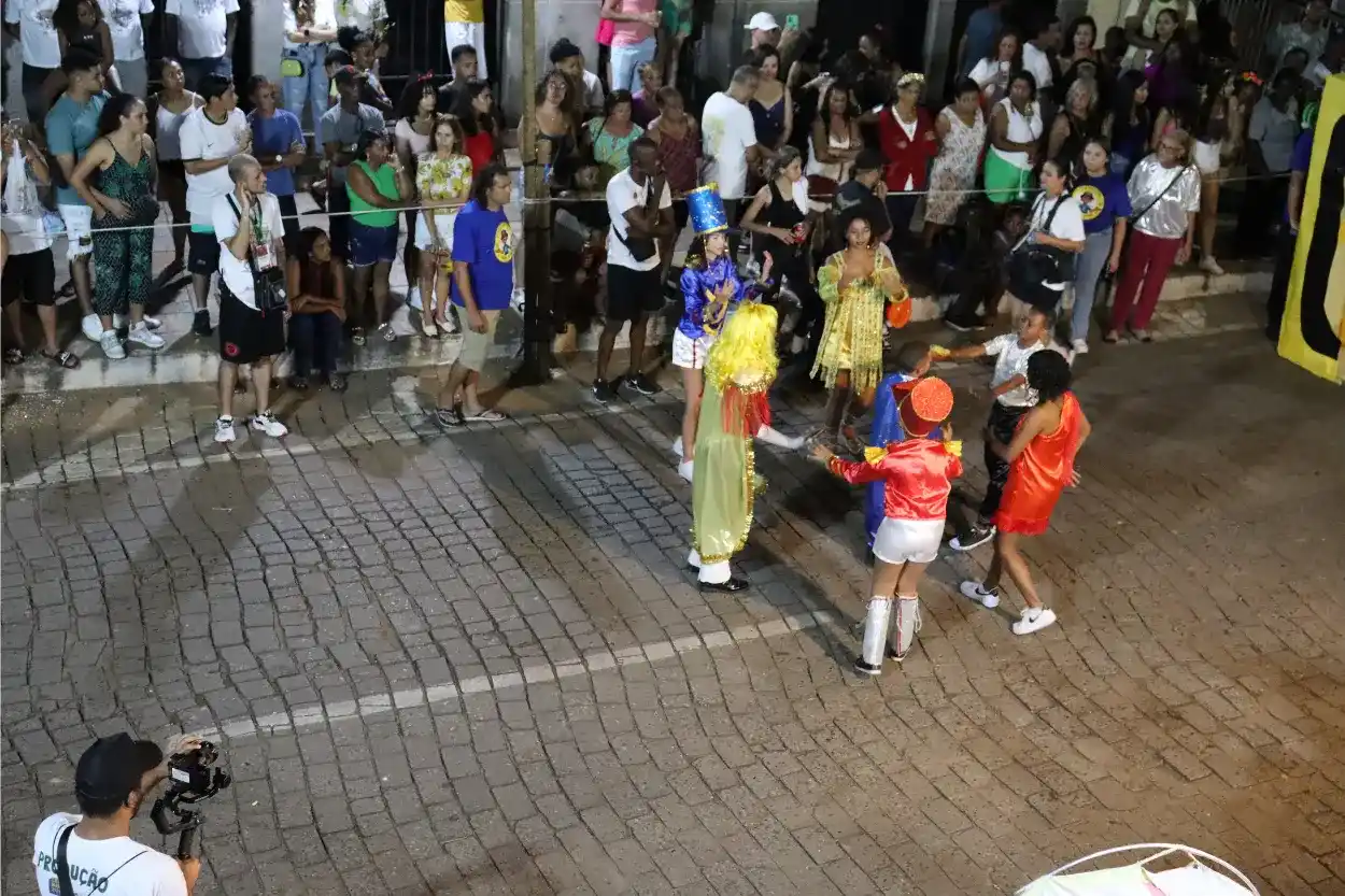 Foliões mirins esbanjaram simpatia e samba no pé