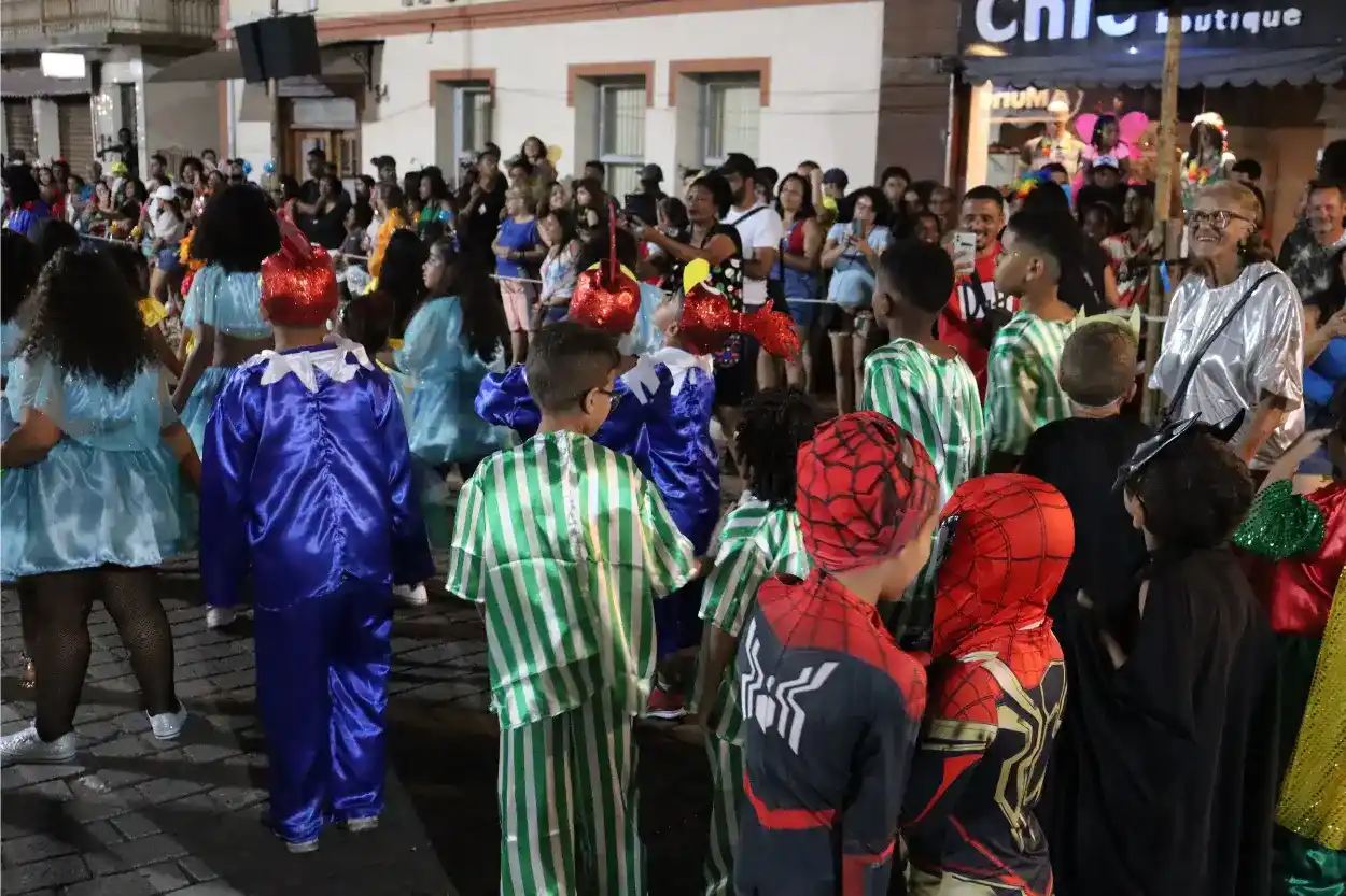 Foliões mirins esbanjaram simpatia e samba no pé