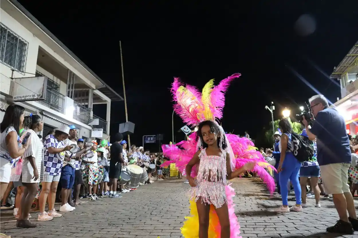 Escolas de samba mirins fizeram a alegria da garotada e de espectadores de todas as idades