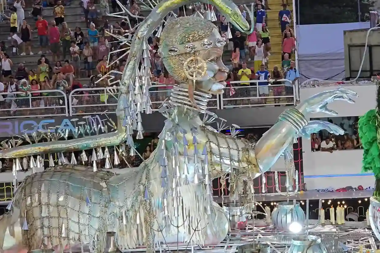 O enredo da escola foi baseado no livro “Sacerdotisas voduns e rainhas do Rosário: Mulheres africanas e Inquisição em Minas Gerais (século XVIII)”, de Aldair Rodrigues e do historiador marianense Moacir Maia, lançado em março de 2023.