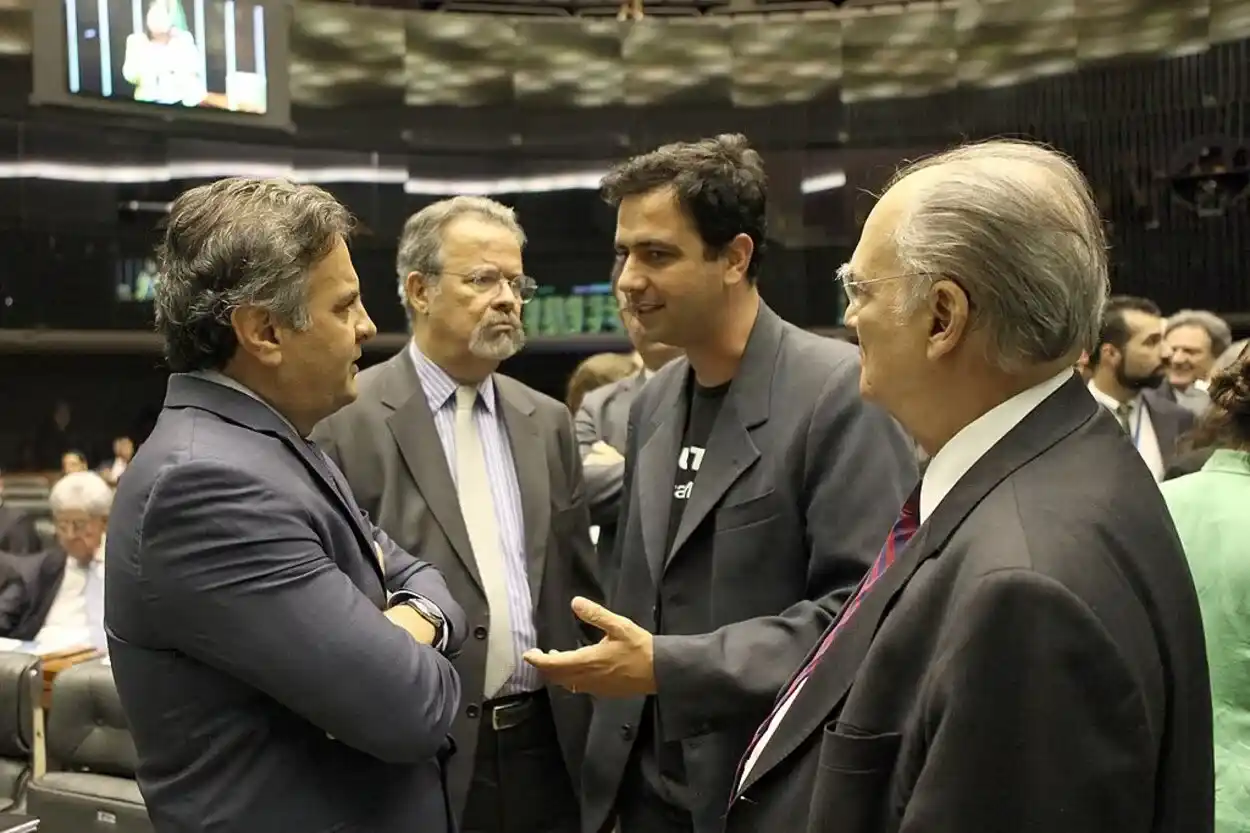 Duarte Jr., durante sessão do Senado Federal, em 2015, solicitando ajuda para Mariana, devido ao rompimento da barragem de Fundão