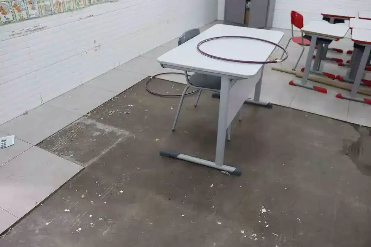 Como nas demais escolas reformadas, praticamente todo o piso teve que ser trocado, devido a problemas na instalação feita há pouco mais de dois anos