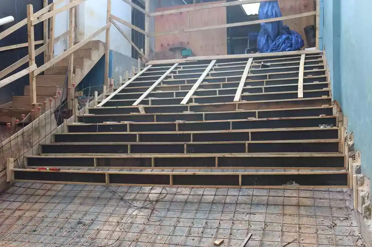 Adequação de escadaria interna na Escola Municipal Monsenhor José Cotta