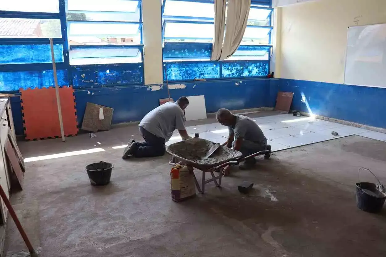 Assim como nas outras escolas reformadas, todo o piso das salas de aula da E. M. Wilson Pimenta foi substituído