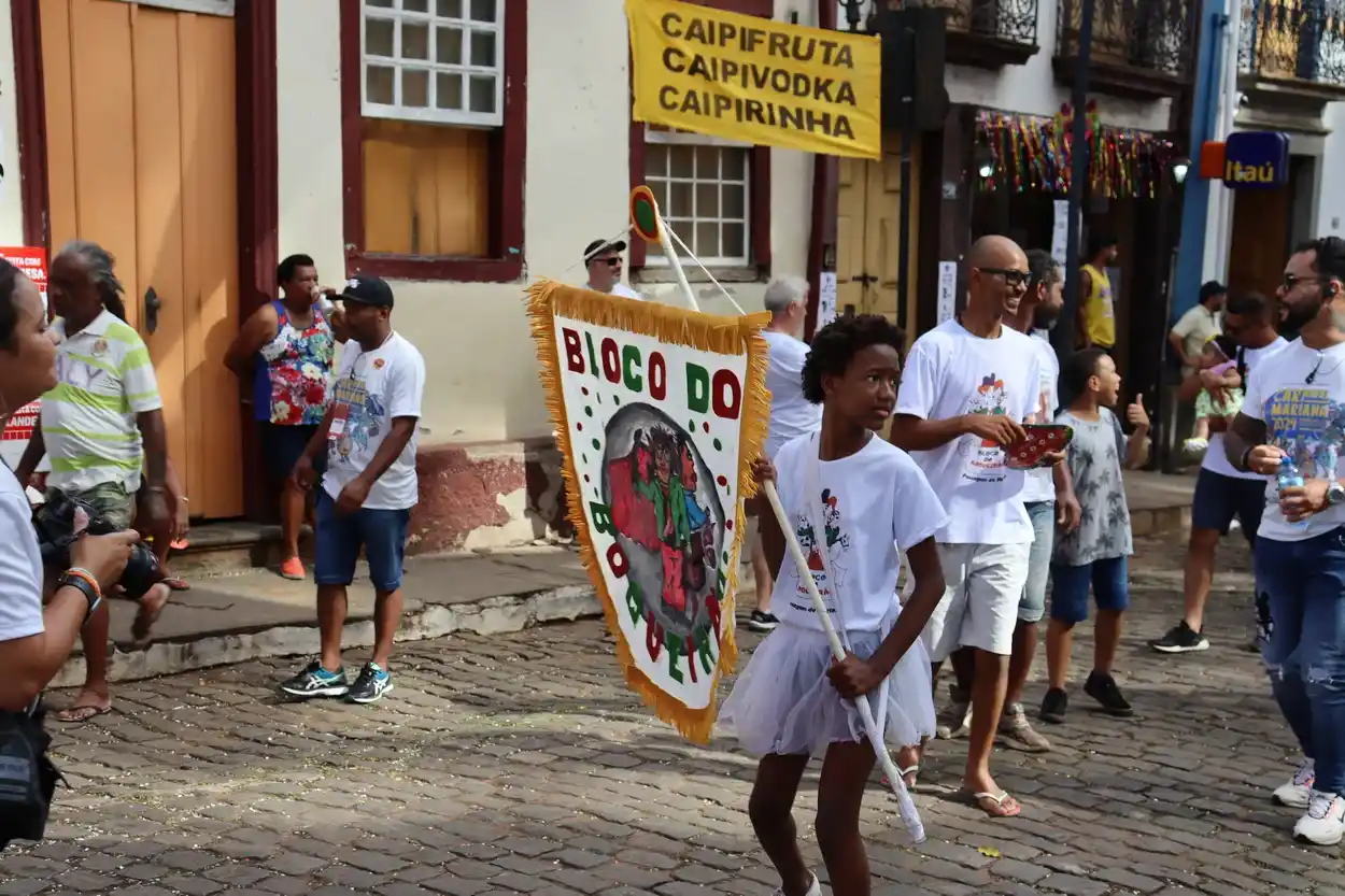 Bloco Boqueirão se apresentando no último dia de Carnaval em Mariana, que proporcionou lucro aos barraqueiros e ambulantes abaixo do esperado