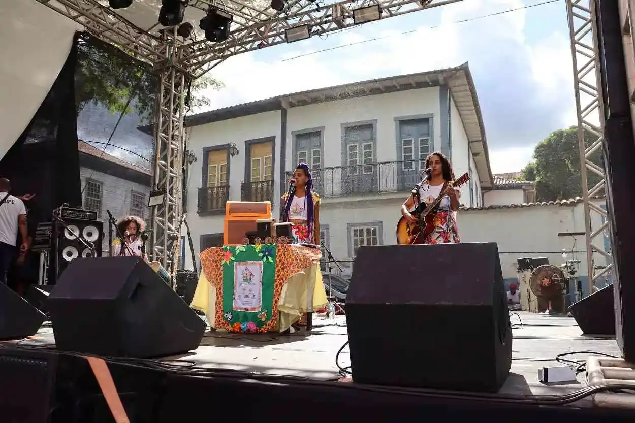 Apresentação artística no Jardim, voltada para o carnaval das crianças