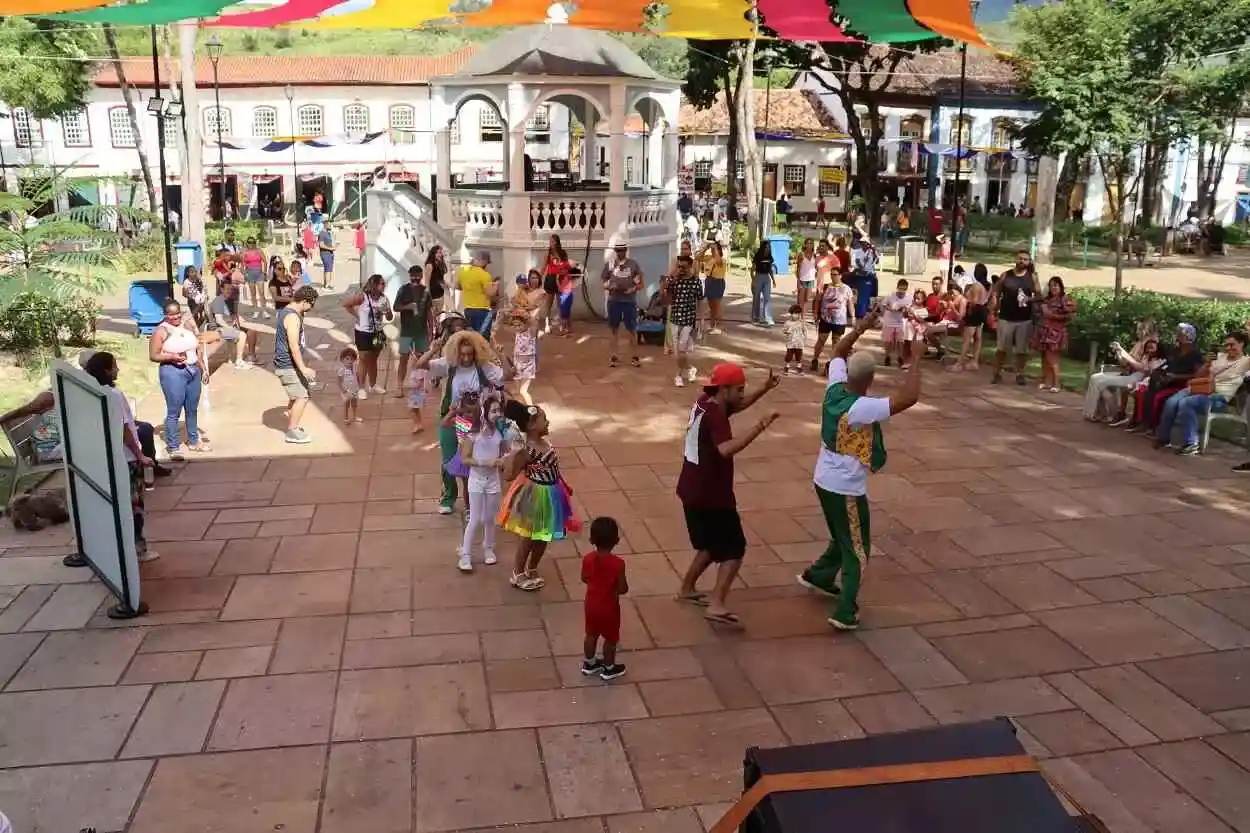 Crianças participando ativamente das brincadeiras propostas pela atração voltada para o público infantil