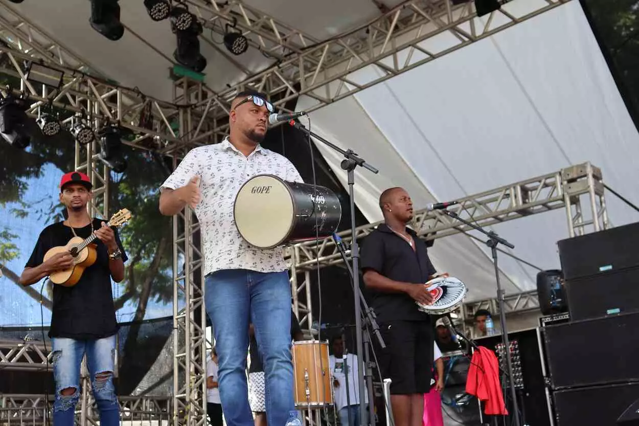 Apresentação de "6 no Samba", no Terminal Turístico, antes do desfile da Banda dos Farrapos