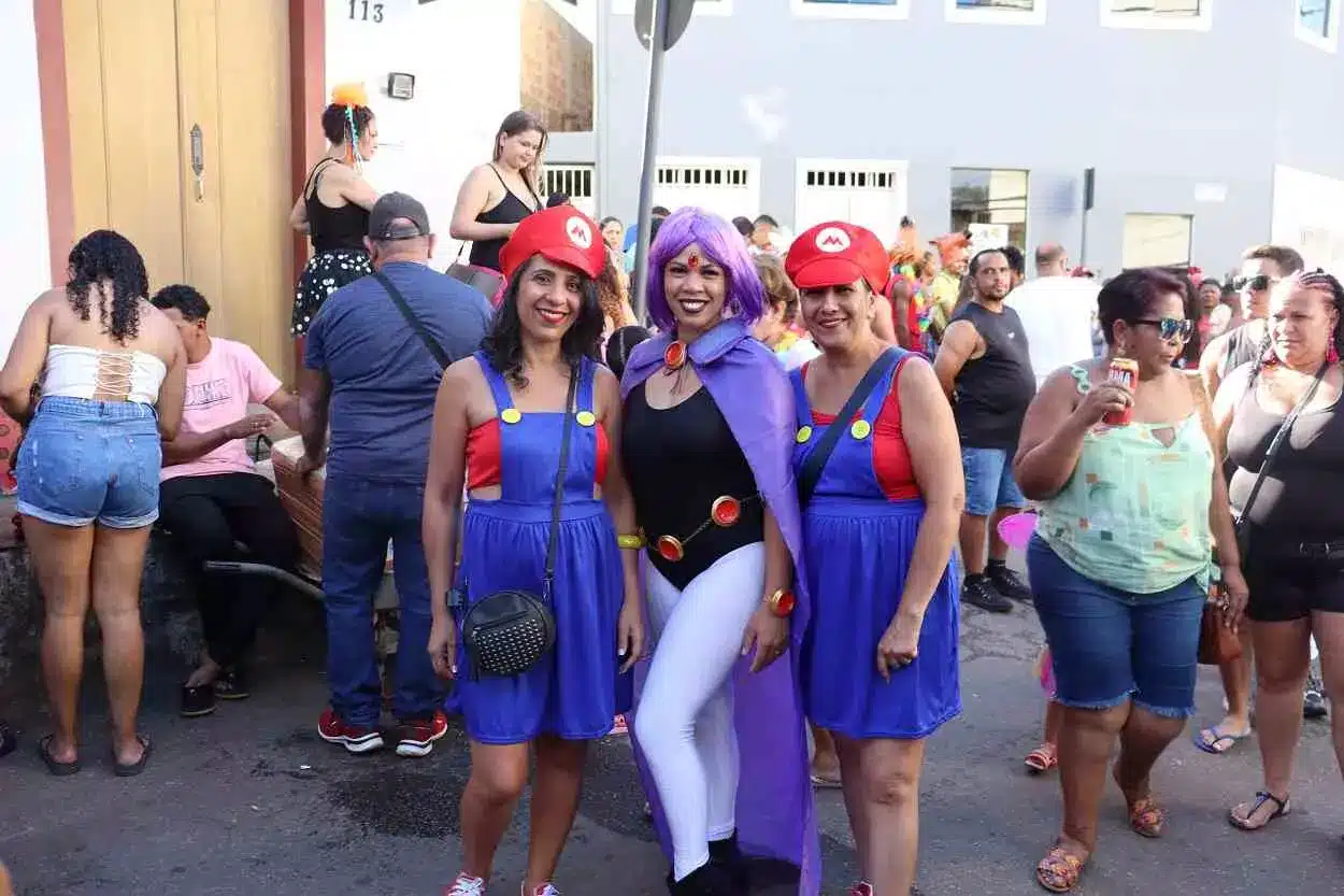 Mulheres fantasiadas na concentração da Bando dos Farrapos