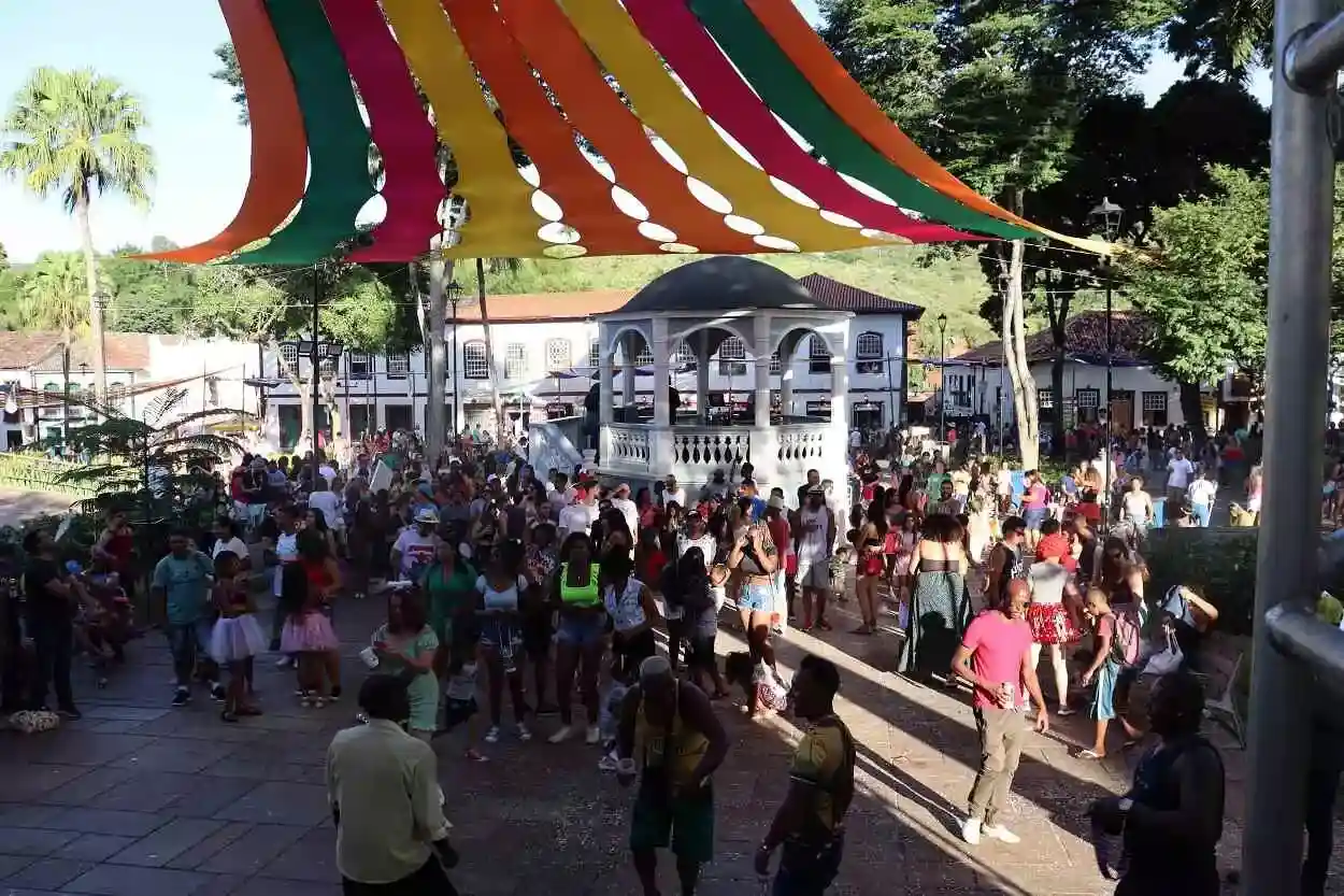 Público na Praça Gomes Freire acompanhou com entusiasmo a apresentação do Profisamba