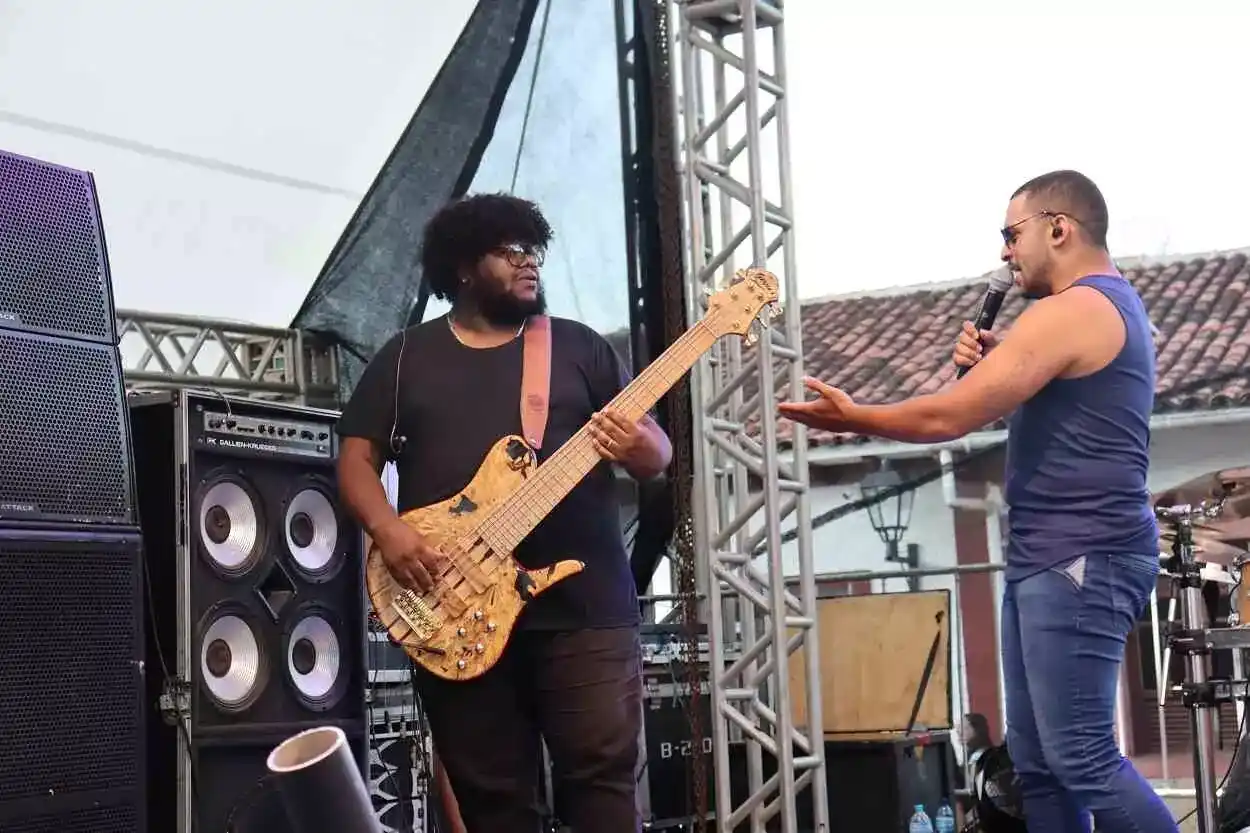 Apresentação de forró e música sertaneja na Praça da Sé, depois do desfile da Banda dos Farrapos
