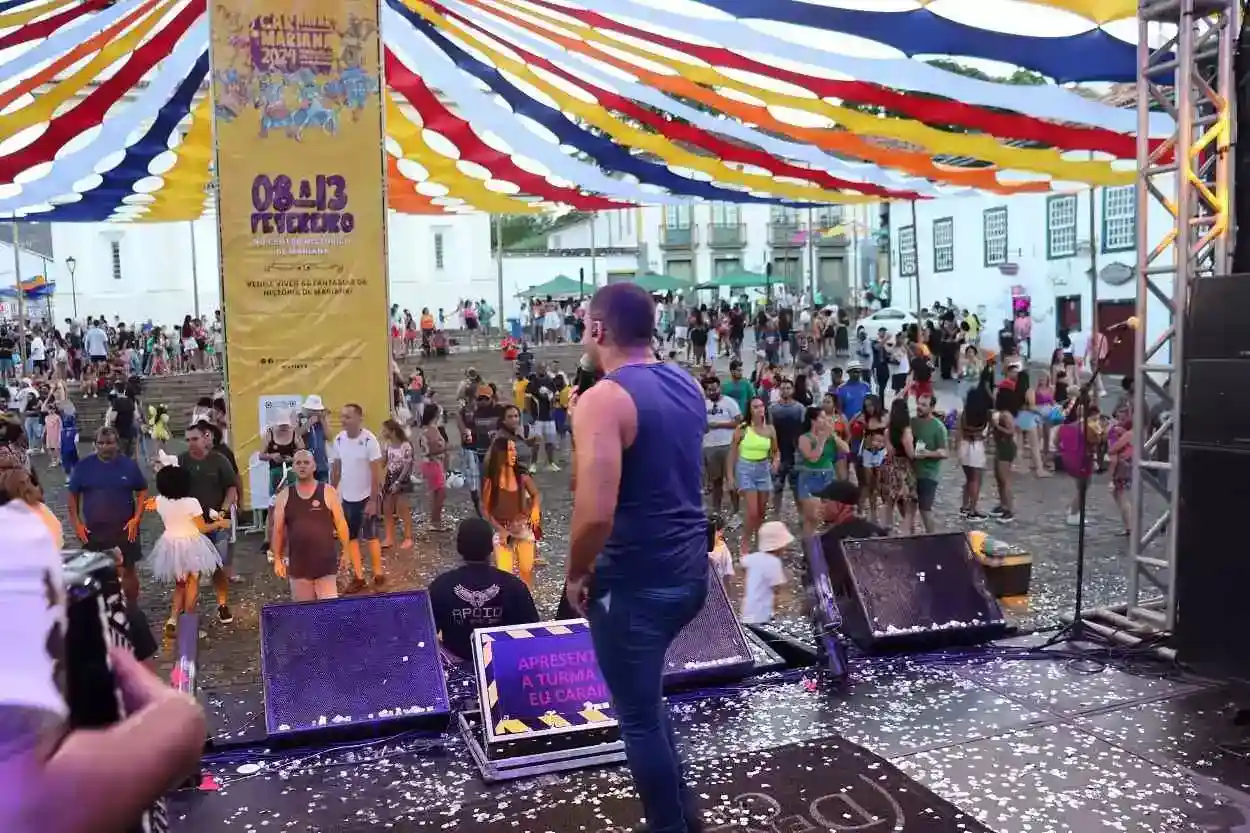 Apresentação de forró e sertanejo na Praça da Sé, depois do desfile da Banda dos Farrapos